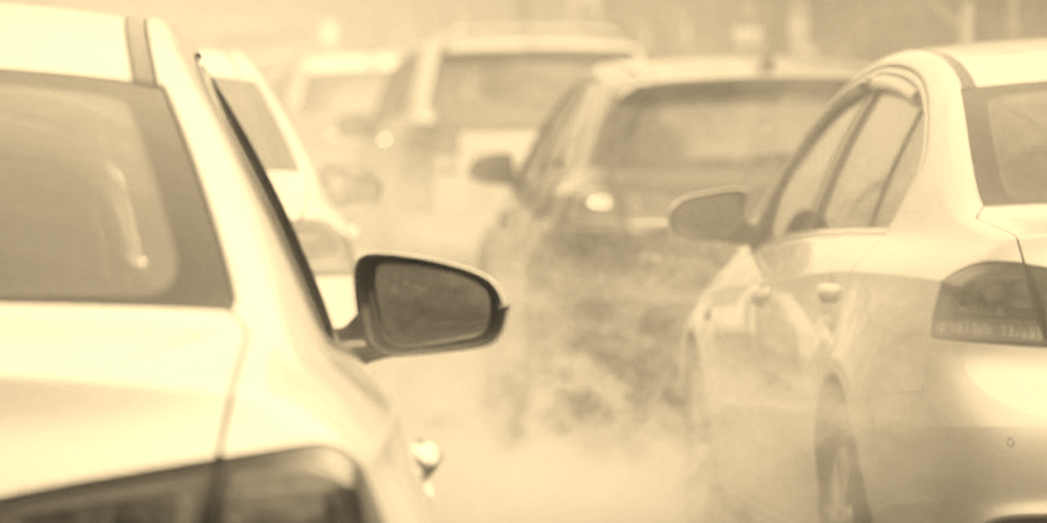 Người phụ nữ ném vợt và đứa trẻ trong gương