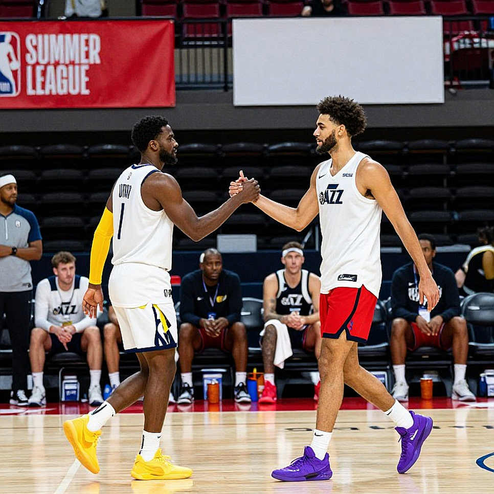 Enes Kanter Freedom kiện Chicago Sky ra tòa liên bang: Khi chiếc áo định nghĩa 'người phụ nữ' trở thành trận chiến pháp lý Enes Kanter Freedom kiện Chicago Sky ra tòa liên bang: Khi chiếc áo định nghĩa 'người phụ nữ' trở thành trận chiến pháp lý