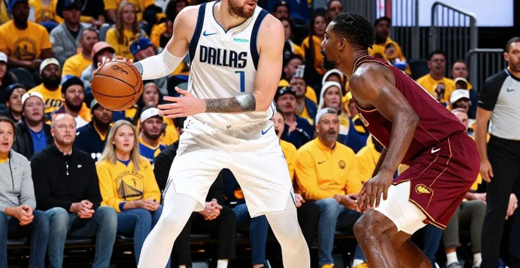 Enes Kanter Freedom kiện Chicago Sky ra tòa liên bang: Khi chiếc áo định nghĩa 'người phụ nữ' trở thành trận chiến pháp lý Enes Kanter Freedom kiện Chicago Sky ra tòa liên bang: Khi chiếc áo định nghĩa 'người phụ nữ' trở thành trận chiến pháp lý