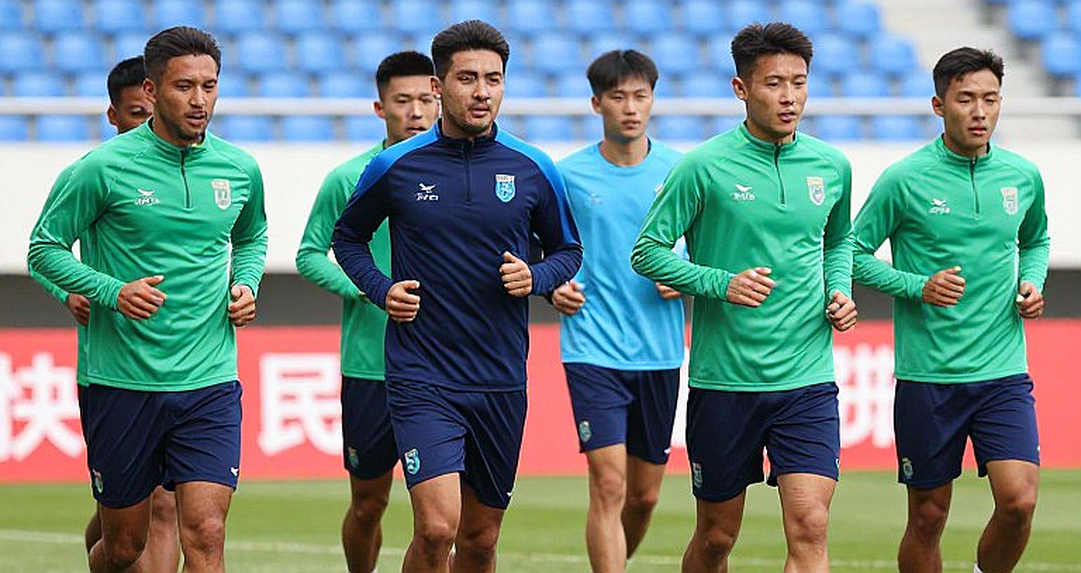 Hàng ba trung vệ ở V.League: tấm khiên của người ngồi ghế nóng