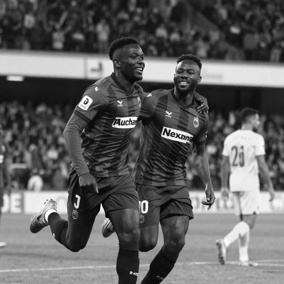 Kỳ chuyển nhượng V.League: đọc một thị trường mà mọi khoản phí đều 'không tiết lộ'