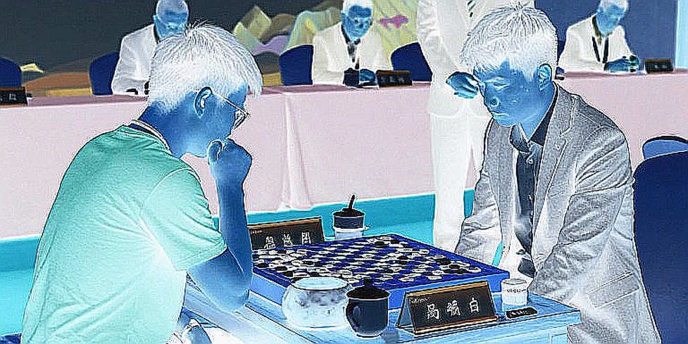 Woodward hạ Caruana và khoảng trống phía sau dòng tít