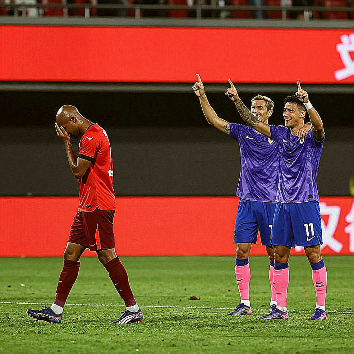 Ba cú sút trúng đích, ba bàn thắng: Ferran Torres ra mắt Champions League cho PSG bằng hat-trick hoàn hảo