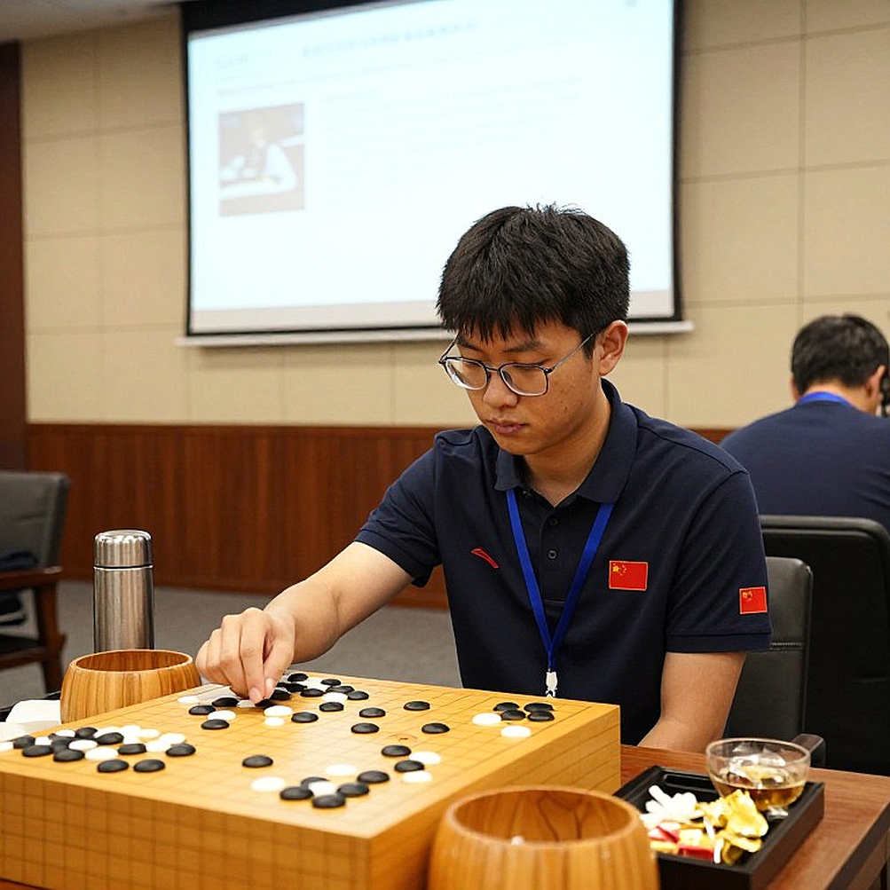 ChessBase Magazine số 225: Prague 2026, 27 ván cờ ngắn và cái tên Bent Larsen trên bìa